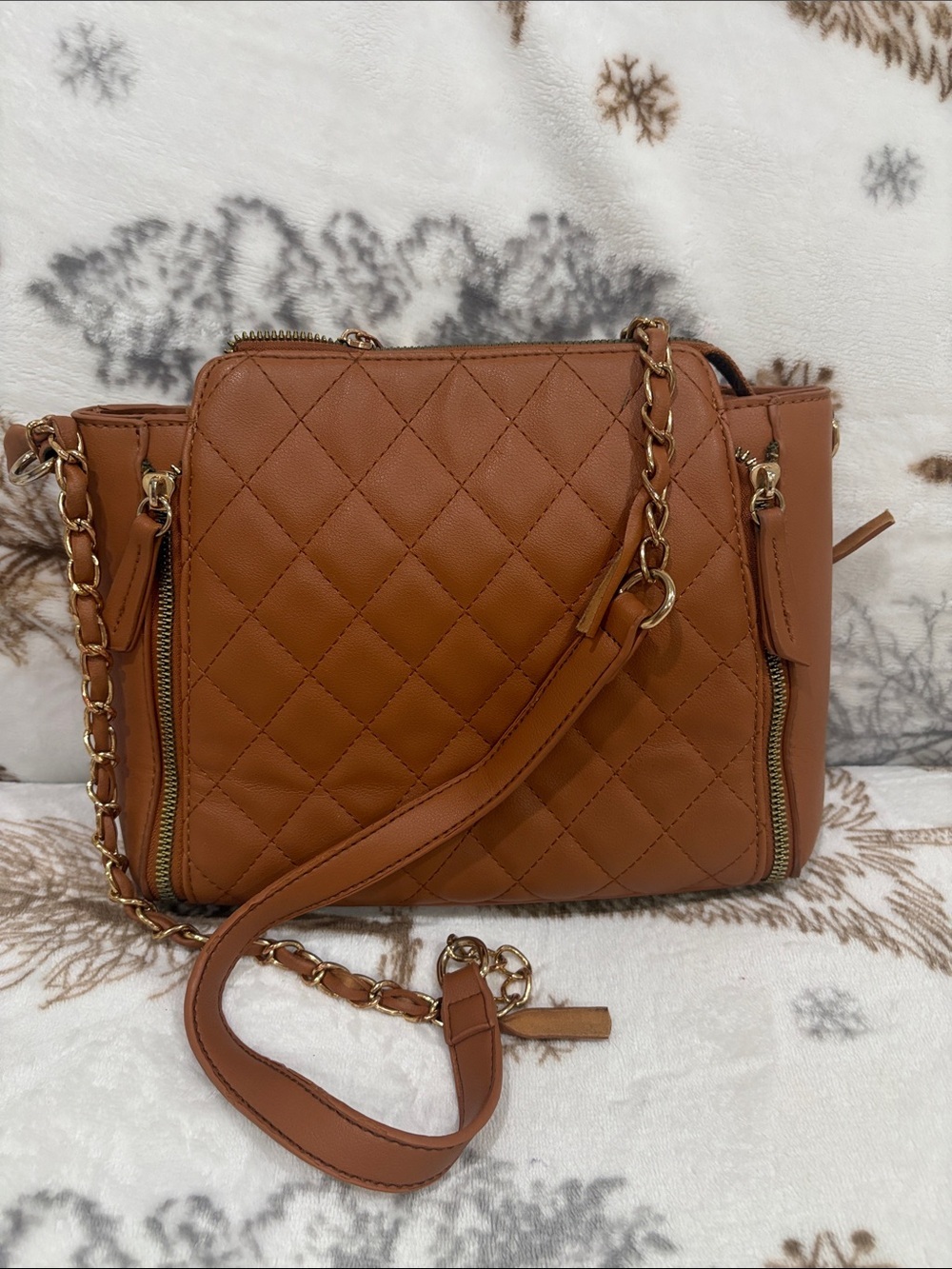 Quilted Brown Crossbody Shoulder Bag - Stylish Everyday Carry zip closure